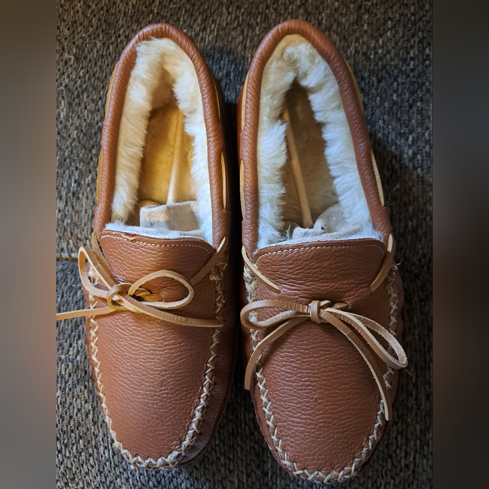 Minnetonka Men's Sheepskin-Lined Moose Slippers Size 11 *PRICE IS FIRM*